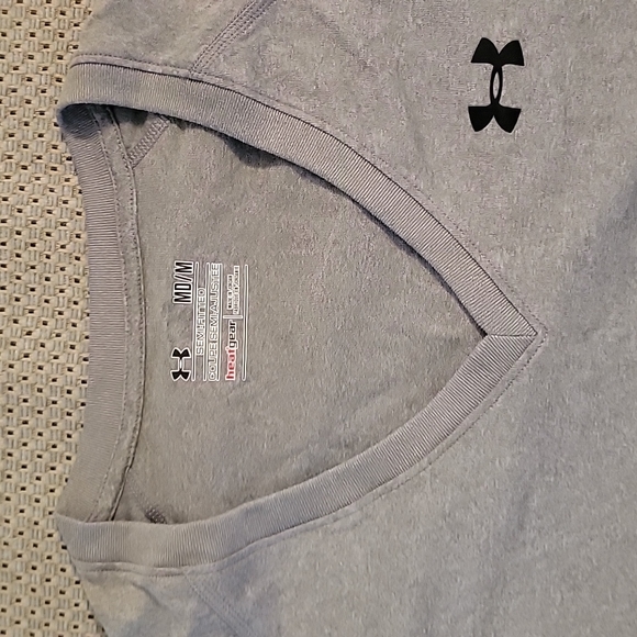 NWT UNDER ARMOUR Semi-Fitted Gray V-Neck Short Skeeve Tee Size:M - Picture 3 of 10